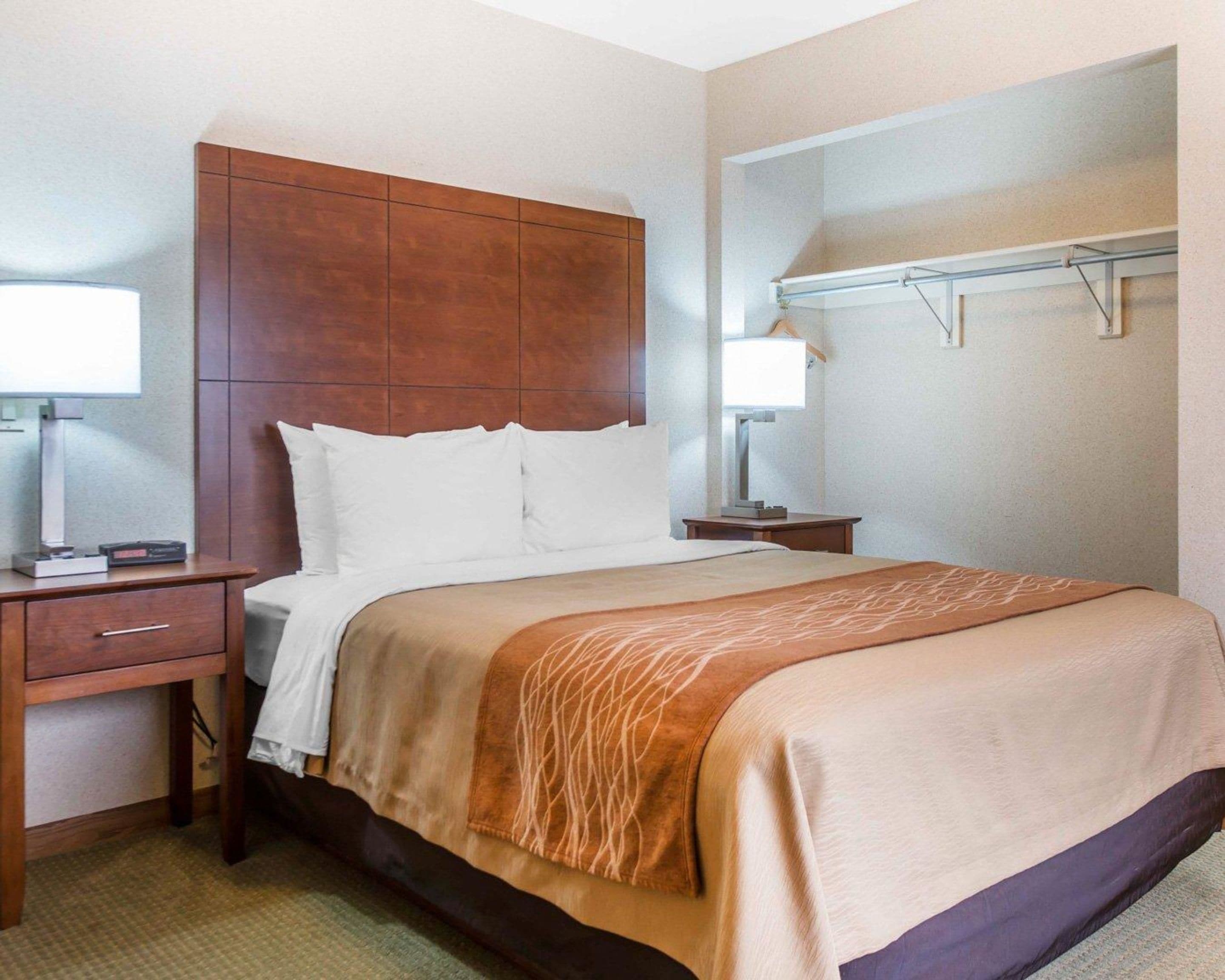 individually decorated, individually furnished, desk, laptop workspace