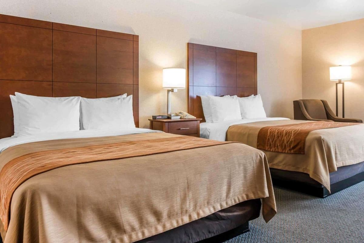 standard room, 2 queen beds, non smoking | individually decorated, individually furnished, desk, laptop workspace