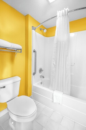 Combined shower/bathtub, deep-soaking bathtub, free toiletries