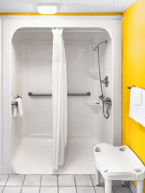 Combined shower/bathtub, deep-soaking bathtub, free toiletries