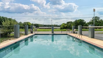 Piscine extérieure en saison