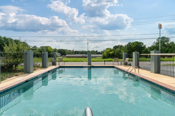 Seasonal outdoor pool - Quality Inn Adairsville - Calhoun South (Adairsville)