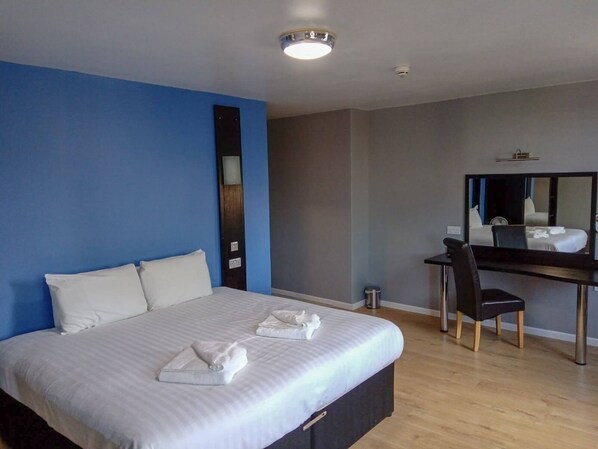 مكتب ومساحة عمل للكمبيوتر المحمول ومكواة/لوح كي وواي فاي مجانًا