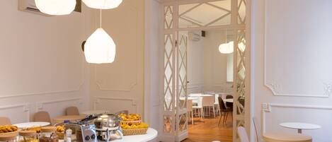 Bữa sáng buffet hàng ngày (7.9 EUR/mỗi người)