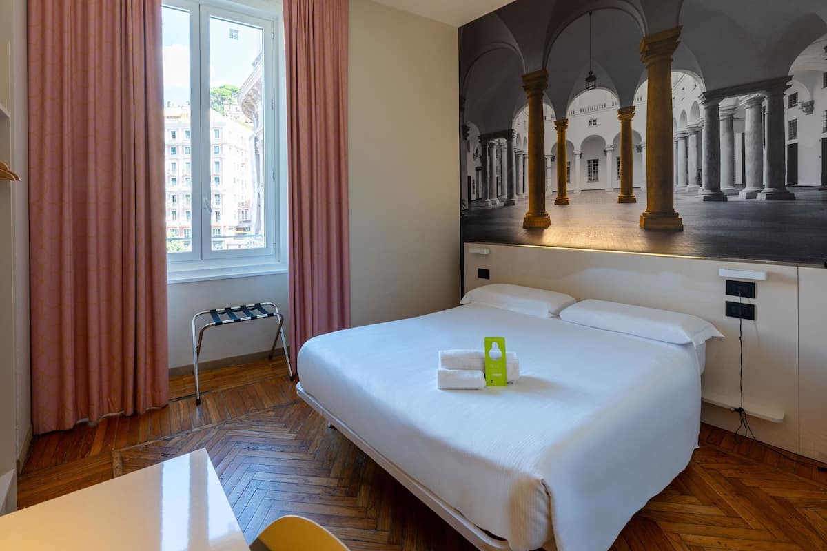 Standard Single Room, Non Smoking | In-room safe, desk, laptop workspace, iron/ironing board