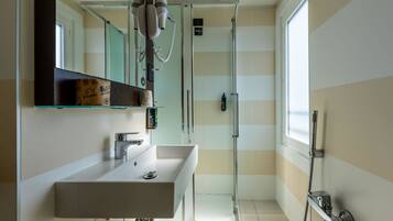 Standard-Dreibettzimmer, Nichtraucher | Badezimmer