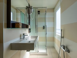 Tripla Standard, non fumatori | Bagno | Doccia, asciugacapelli, asciugamani