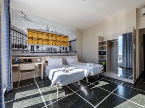Habitació quàdruple superior | Caixa forta a l'habitació i escriptori 