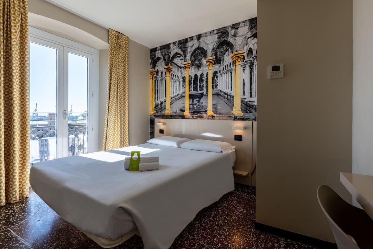 Caja de seguridad en la habitación y escritorio