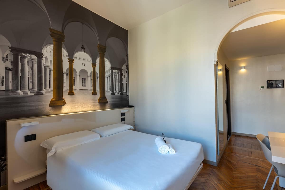 Standard Single Room, Non Smoking | In-room safe, desk, laptop workspace, iron/ironing board