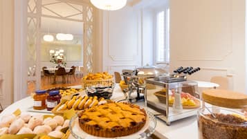 Päivittäinen buffetaamiainen (7.9 EUR per henkilö)