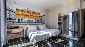 Une chambre d’hôtel avec un lit, un bureau, une chaise, une armoire et une grande fenêtre.