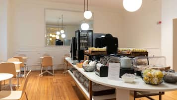 Sarapan prasmanan setiap hari (EUR 7.9 per orang)