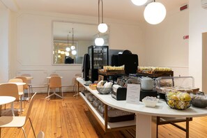 Päivittäinen buffetaamiainen (7.9 EUR per henkilö)