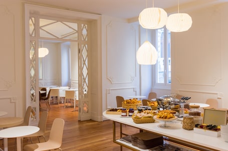 Desayuno buffet diario (EUR 7.9 por persona)