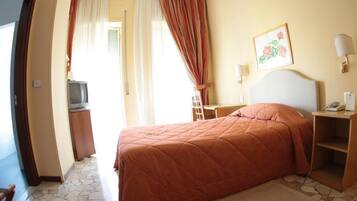 Minibar, in-room safe, free WiFi, alarm clocks