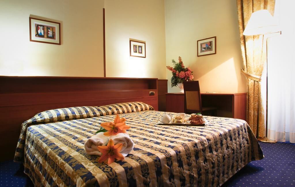 Minibar, in-room safe, free WiFi, alarm clocks