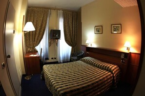 Minibar, in-room safe, free WiFi, alarm clocks