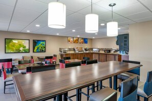 Petit déjeuner en libre-service compris tous les jours