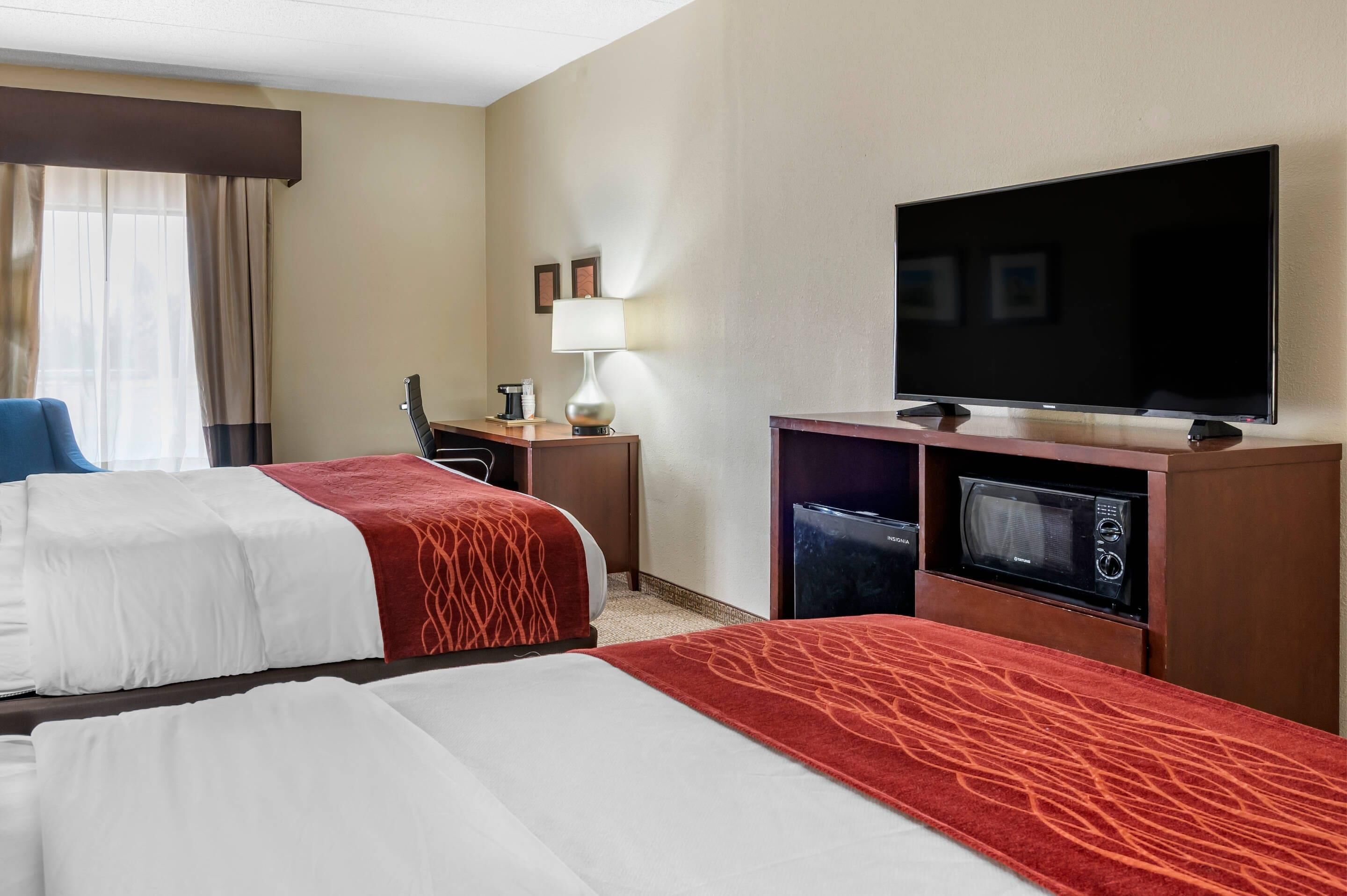 Quarto standard, 2 camas Queen | Roupas de cama premium, edredons de pluma, escrivaninha