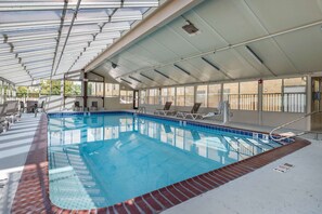 Piscine intérieure, chaises longues