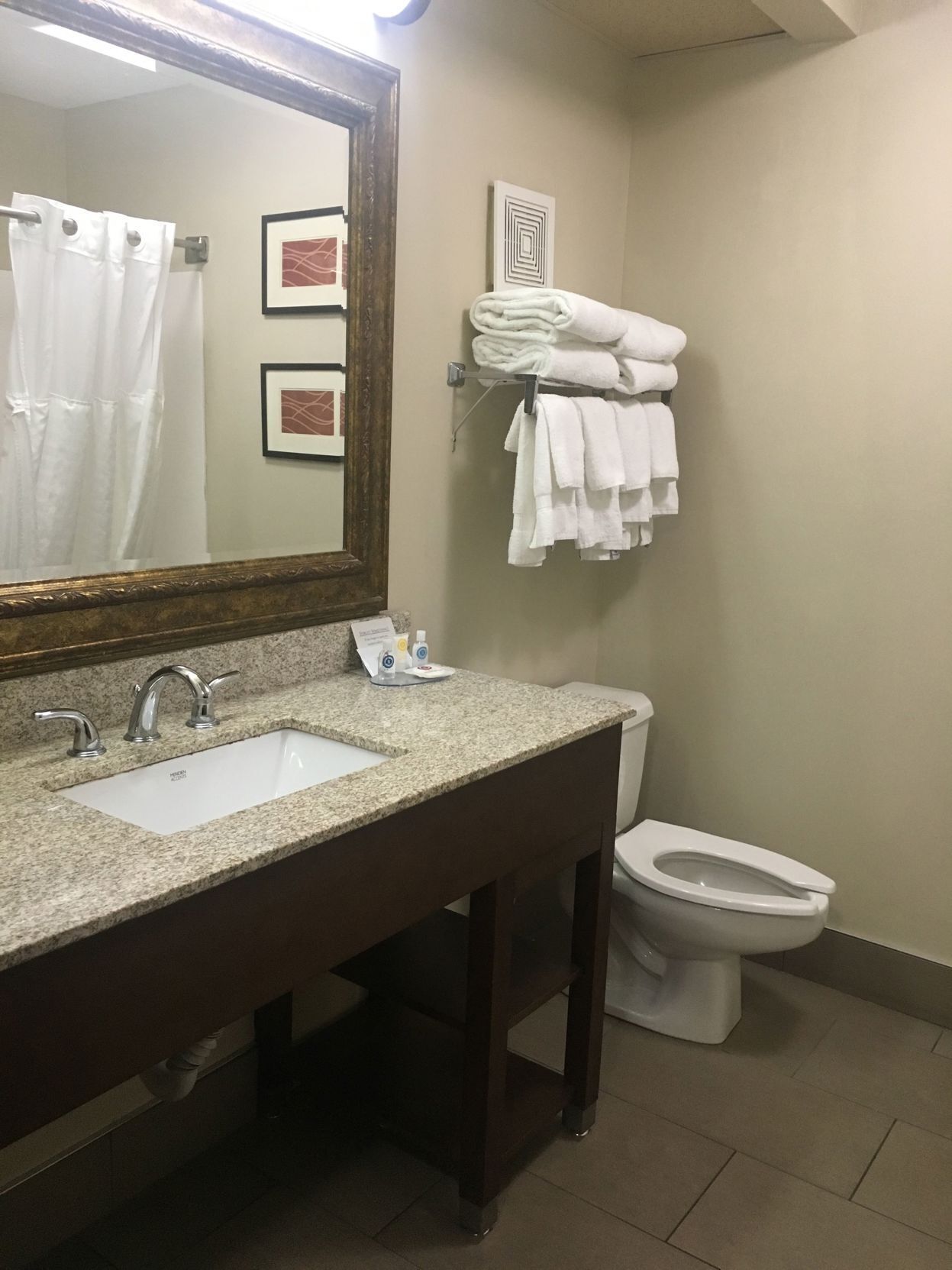 Bathroom | Combined shower/tub, free toiletries, hair dryer, towels