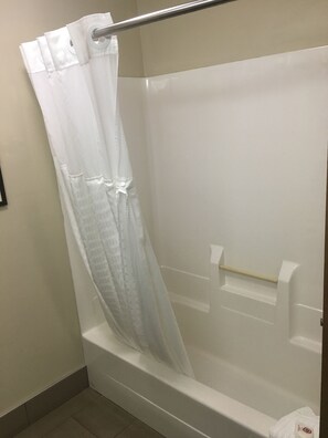 淋浴/盆浴组合、免费洗浴用品、吹风机、毛巾