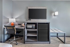 Habitación, 2 camas de matrimonio, accesible para personas con discapacidad, no fumadores | 1 dormitorio, caja fuerte, escritorio y tabla de planchar con plancha