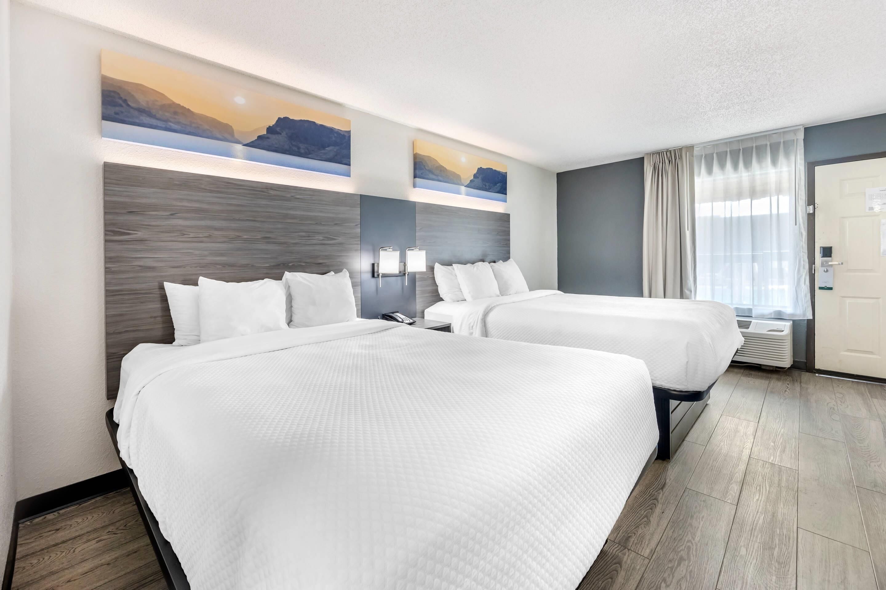 Two Queens Standard Nonsmoking  | 1 makuuhuone, tallelokero huoneessa, työpöytä, silitysrauta/-lauta