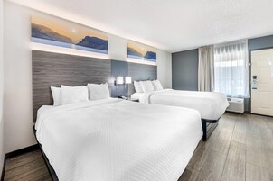 1 habitación, caja de seguridad en la habitación y escritorio 