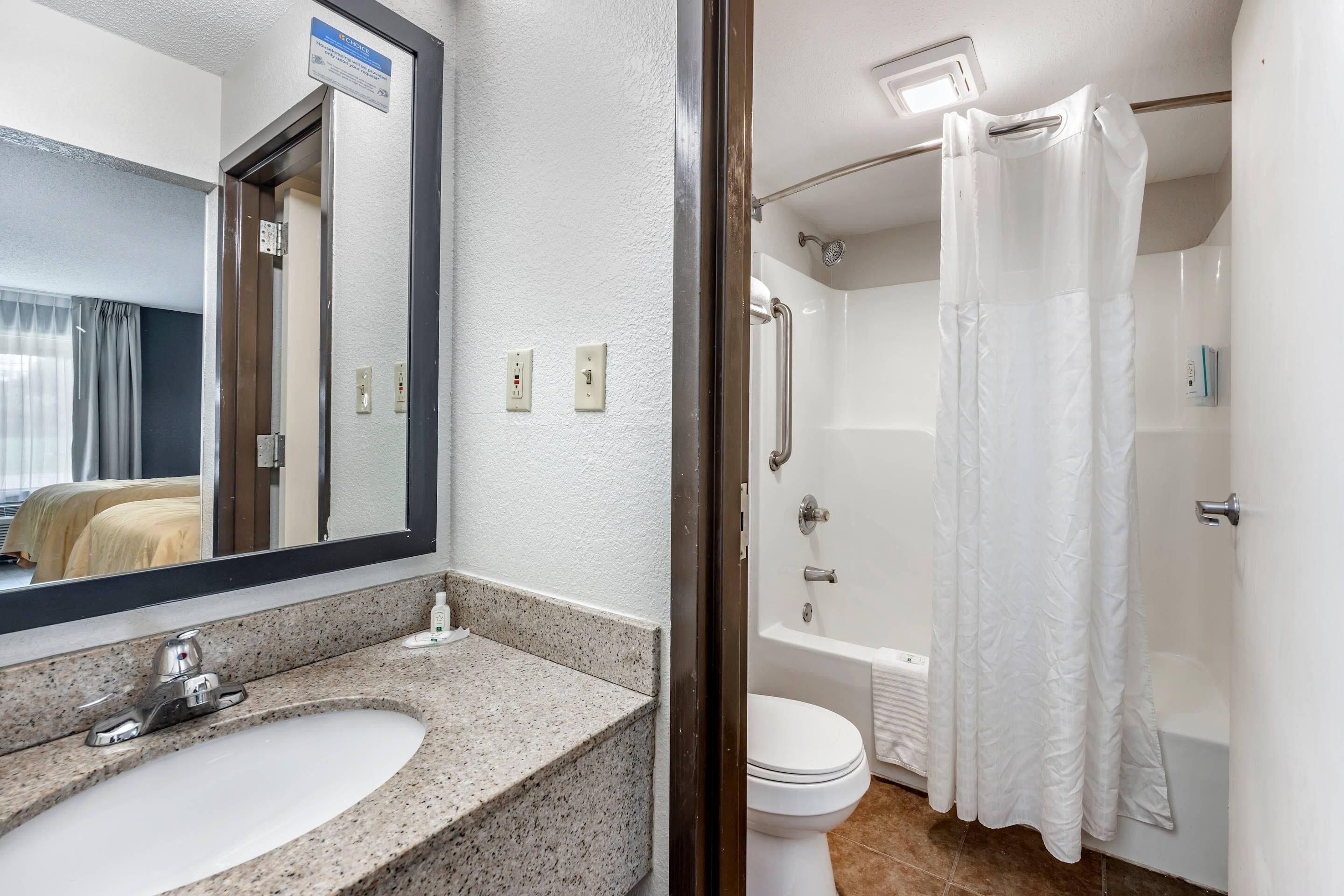 Ein Badezimmer mit Waschbecken, Toilette und Duschbereich.