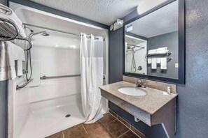Tina con regadera, amenidades de baño gratuitas, secadora de cabello 