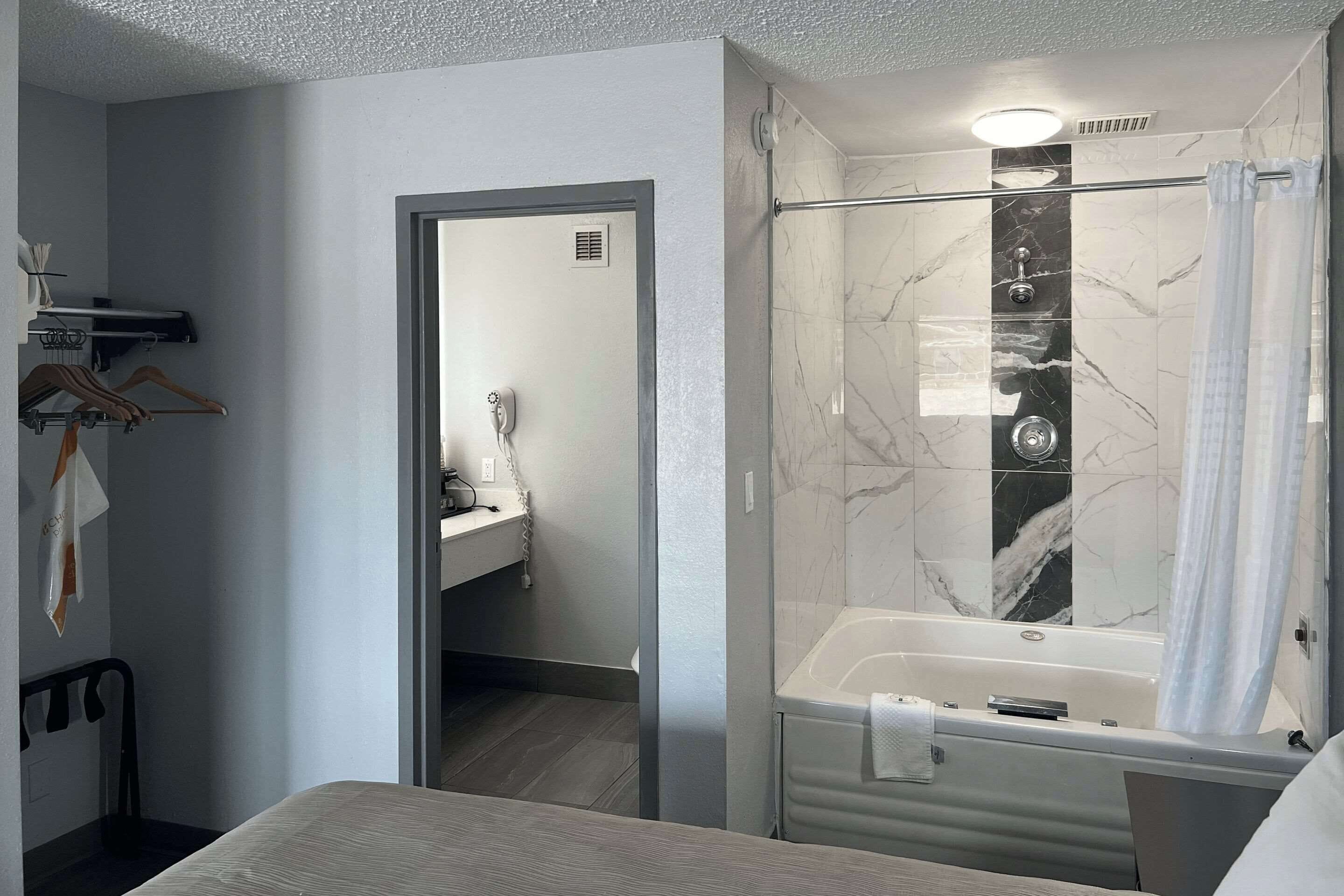 Une salle de bain moderne équipée d’une douche, d’une baignoire et de toilettes.
