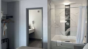 Un baño moderno con ducha, bañera e inodoro.