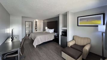 Escritorio, tabla de planchar con plancha, wifi gratis y ropa de cama