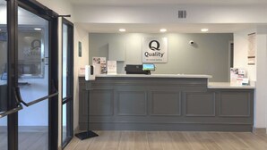 Uma receção com um letreiro a indicar "Quality by Choice Hotels".