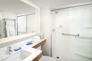 Tina con regadera, amenidades de baño gratuitas, secadora de cabello 