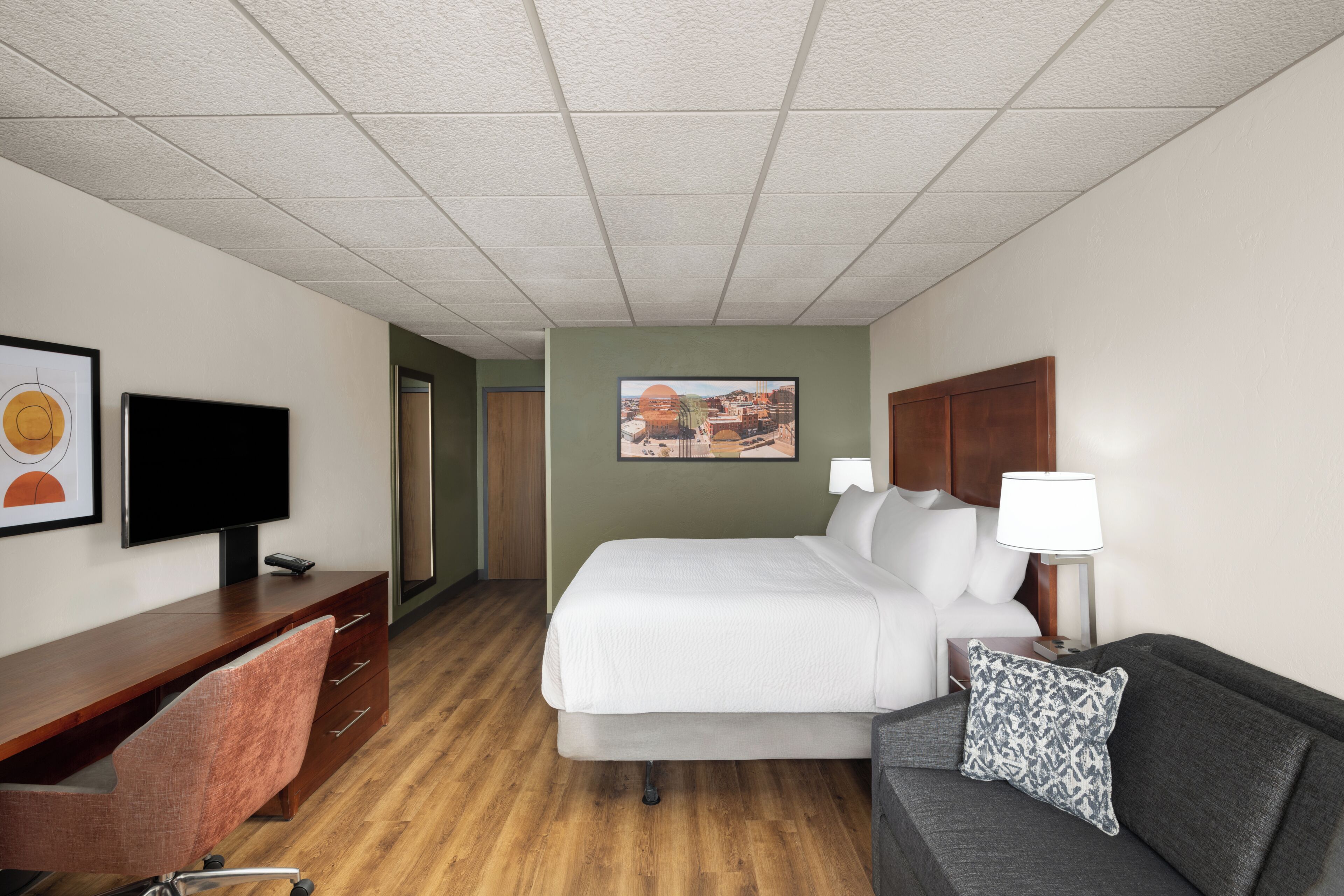 أغطية فراش متميزة وأسرّة بطبقة علوية مريحة وخزنة داخل الغرفة ومكتب