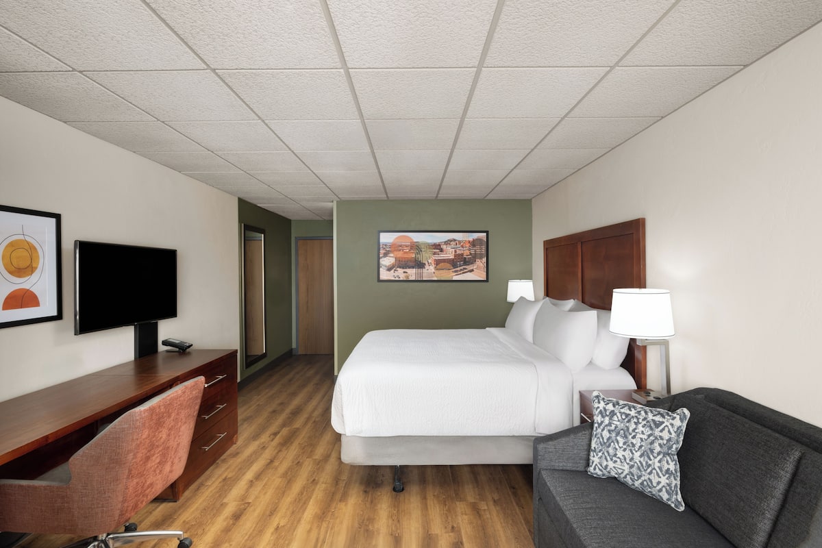 أغطية فراش متميزة وأسرّة بطبقة علوية مريحة وخزنة داخل الغرفة ومكتب