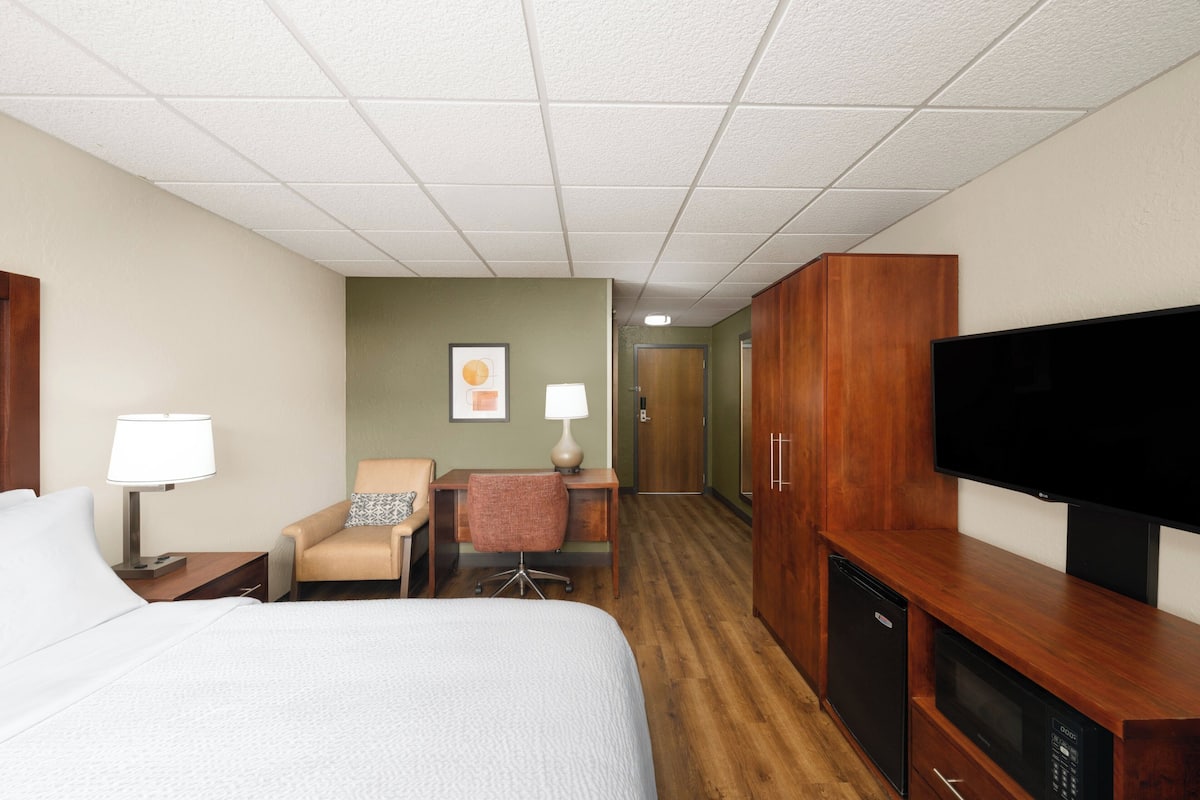 Standard Room, 1 Queen Bed, Transfer Shower (Mobility Accessible) | Premium bedding, pillowtop beds, in-room safe, desk