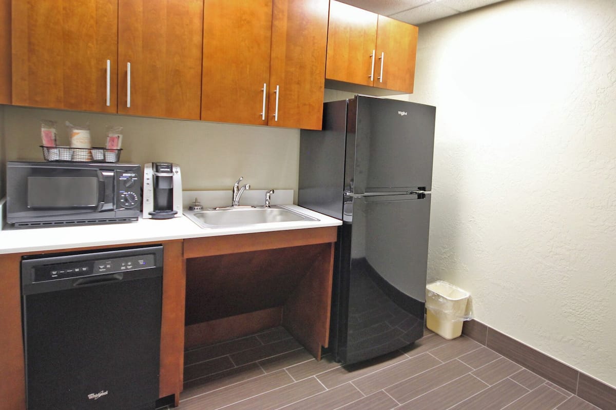 deluxe room, 1 king bed, accessible, non smoking (transfer shower) | private kitchen | fridge, microwave, coffee/tea maker