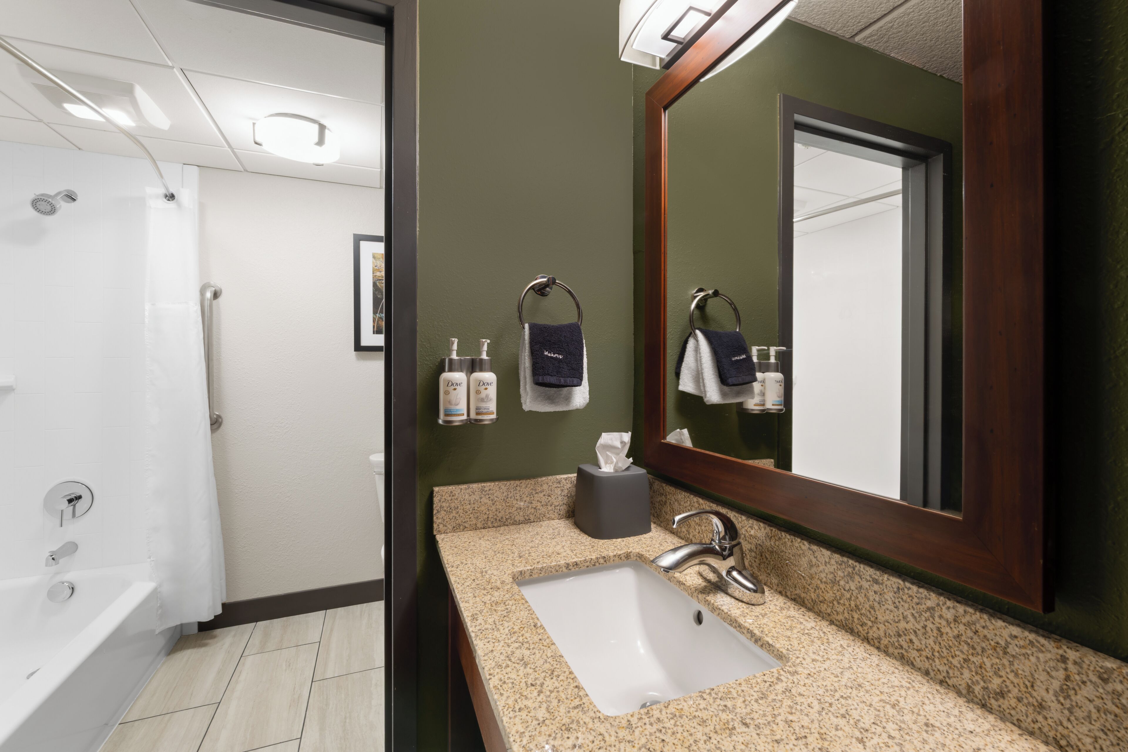 Hydromassage showerhead, free toiletries, hair dryer, towels