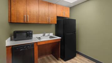 Suite, 1 King Bed, Roll-in Shower (Mobility Accessible) | Living area