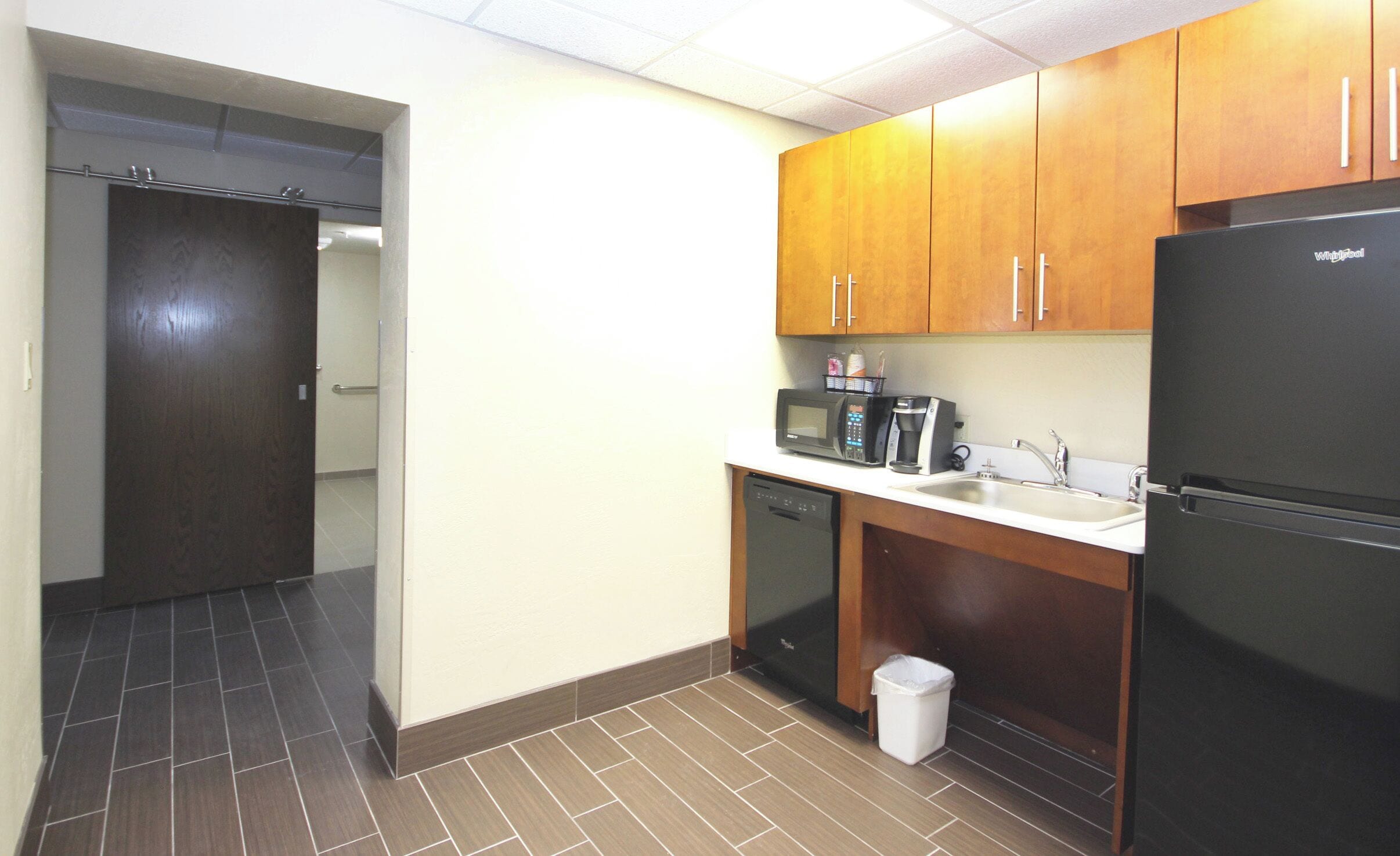 deluxe room, 1 king bed, accessible, non smoking (transfer shower) | 1 bedroom, premium bedding, pillow-top beds, in-room safe