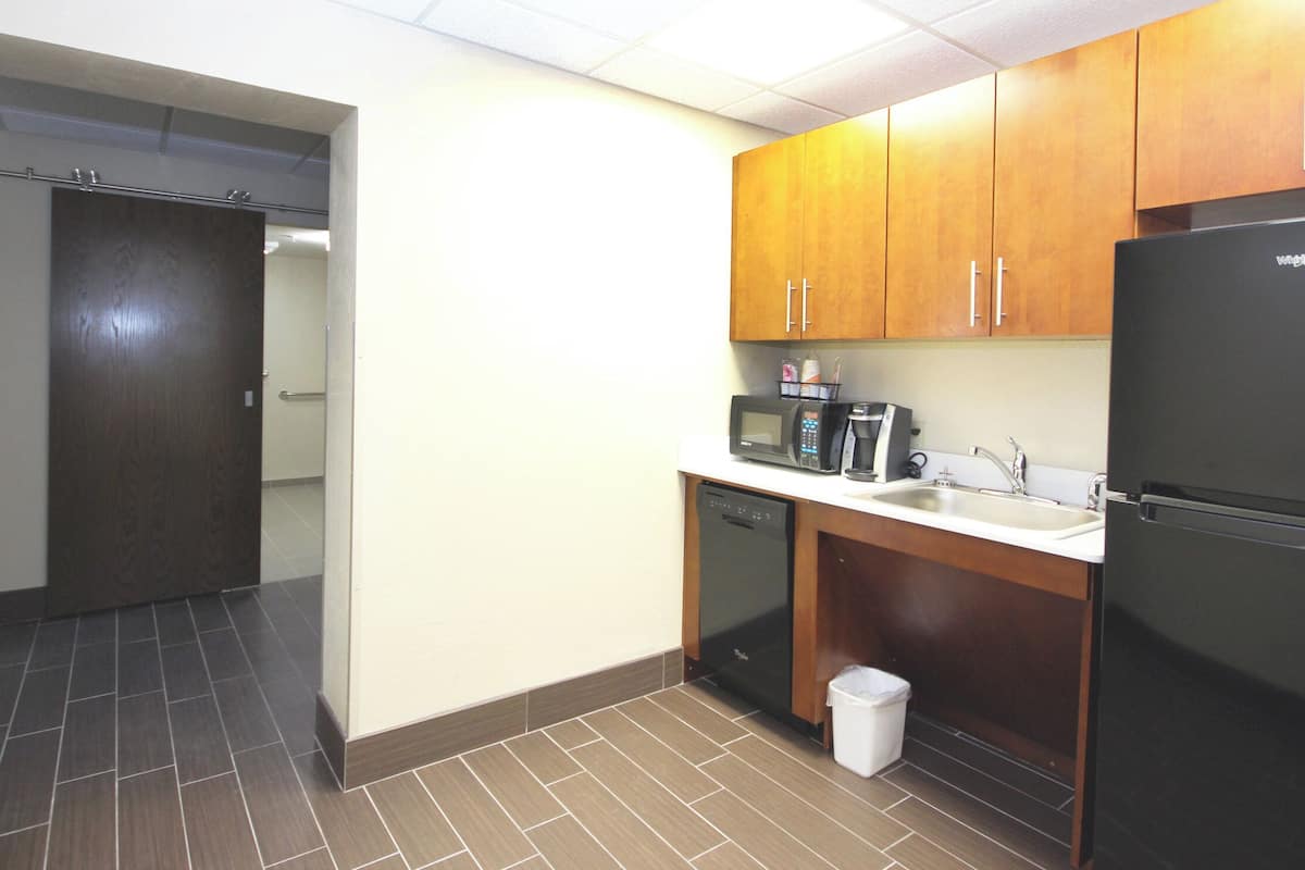 deluxe room, 1 king bed, accessible, non smoking (transfer shower) | 1 bedroom, premium bedding, pillow-top beds, in-room safe