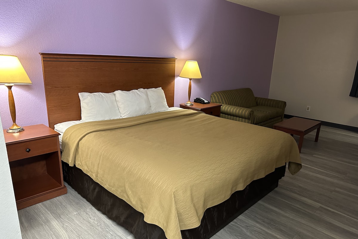 ห้องพัก, เตียงคิงไซส์ 1 เตียง, สูบบุหรี่ได้ (Pet Friendly) | เครื่องนอนระดับพรีเมียม, ผ้าม่านกันแสง, เตารีด/โต๊ะรีดผ้า