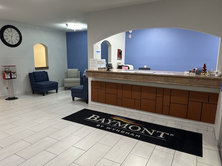 Lobby. Baymont by Wyndham Omaha SW