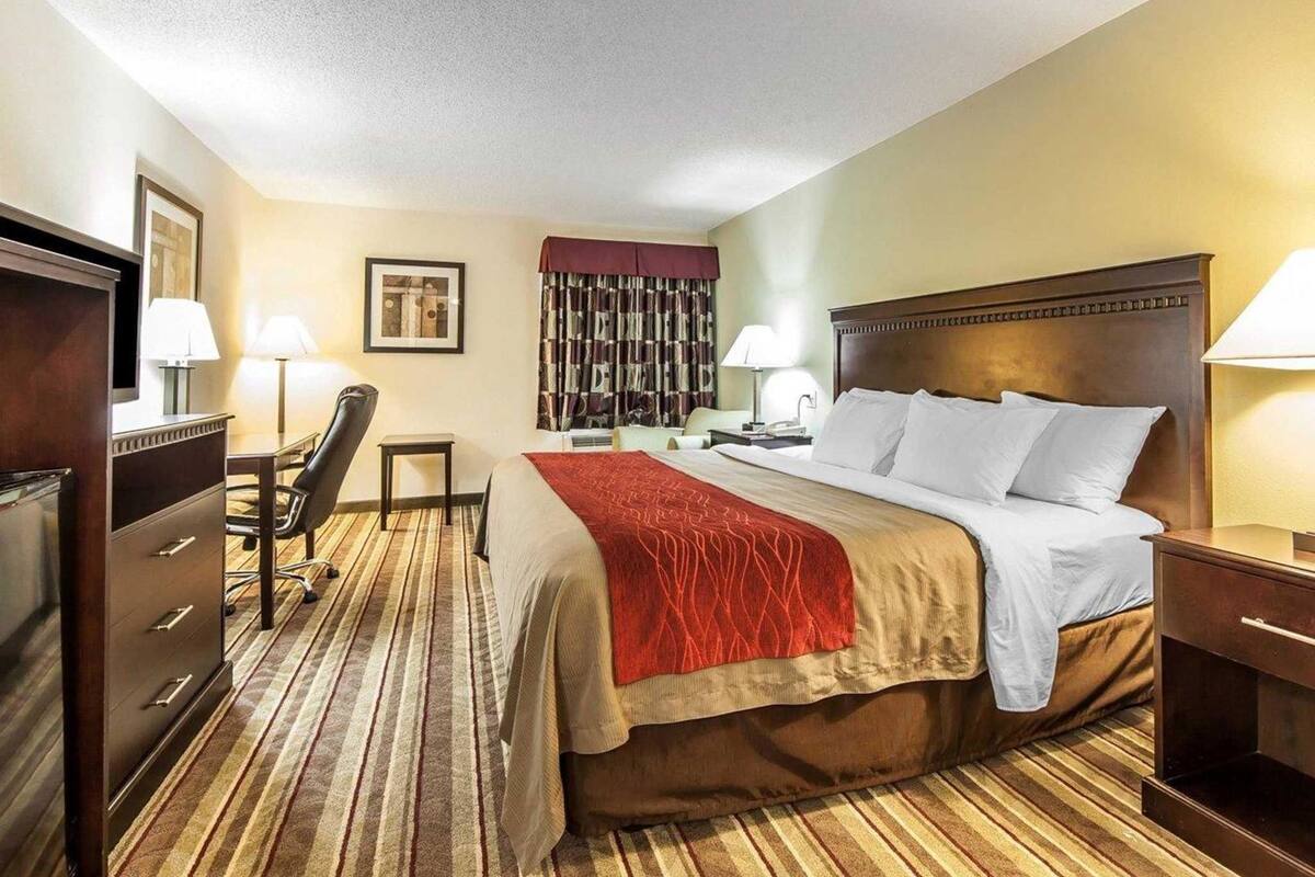 Escritorio, espacio para trabajar con laptop y insonorización