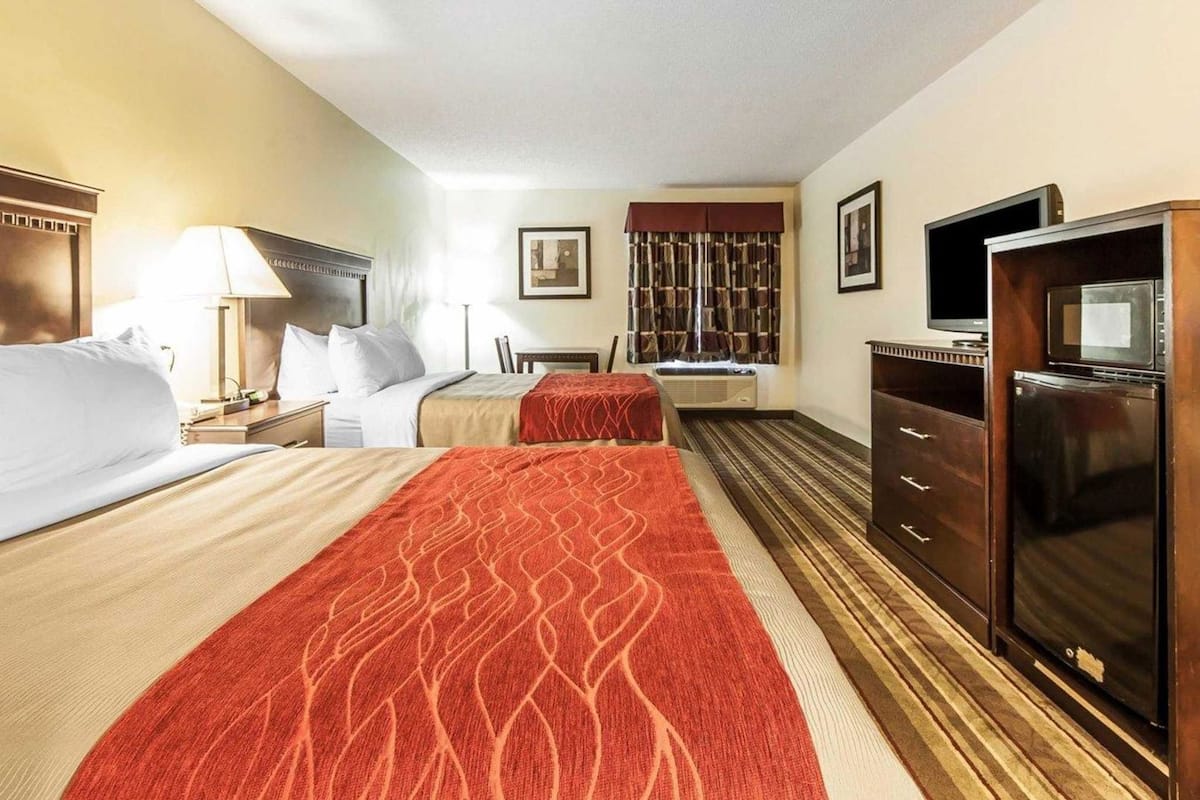 Escritorio, espacio para trabajar con laptop y insonorización