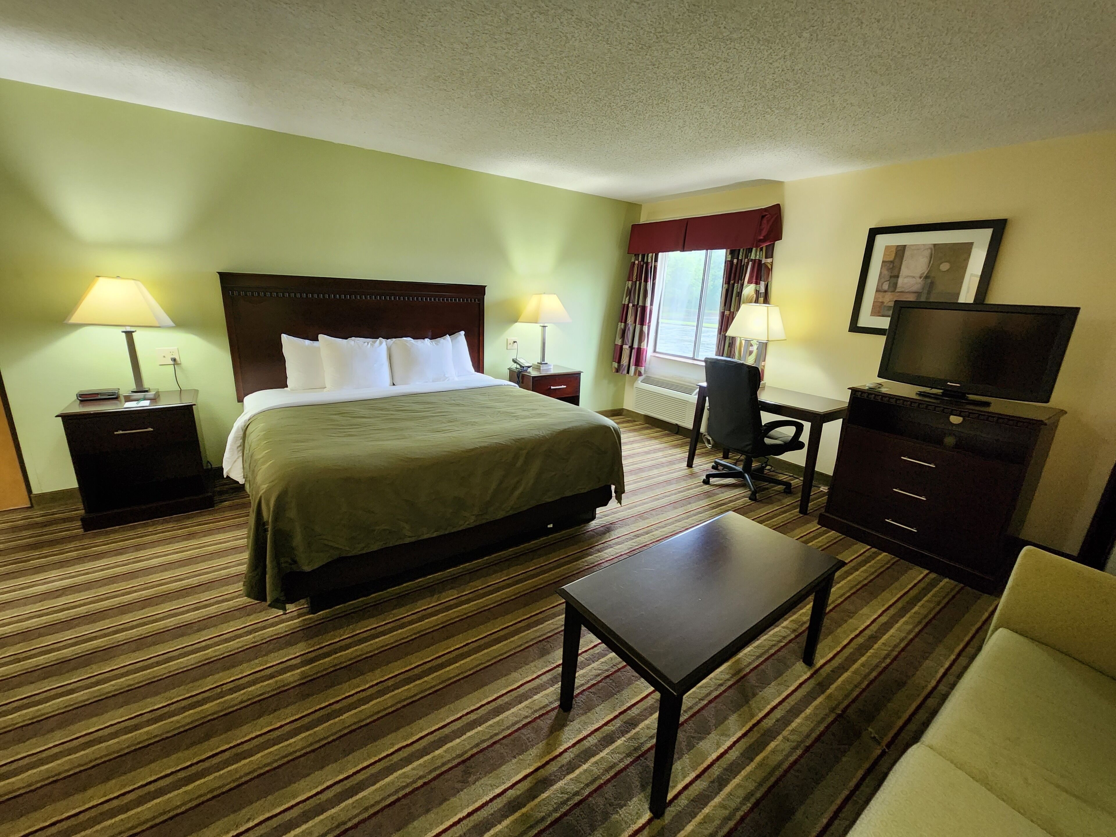 suite, 1 king bed, jetted tub | desk, laptop workspace, soundproofing, iron/ironing board